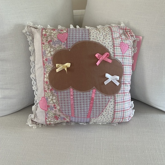 LOVE & CUPCAKES Cupcake Pillow - Picture 2 of 12